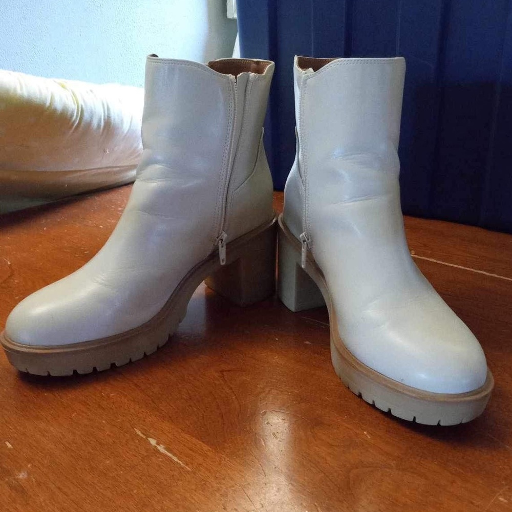 Universal Thread Katrina boots shoe rarely worn like new!